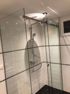 Klizne tuš kabine sa bočnim fiksnim staklom