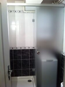 Kombinirana izvedba tuš kabina – kliznih sistema+panti