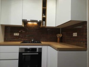 Staklene obloge zida na piko nosače