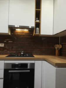 Staklene obloge zida na piko nosače