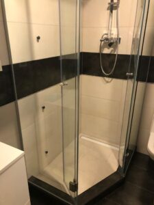 Staklene tuš kabine na preklopne pante