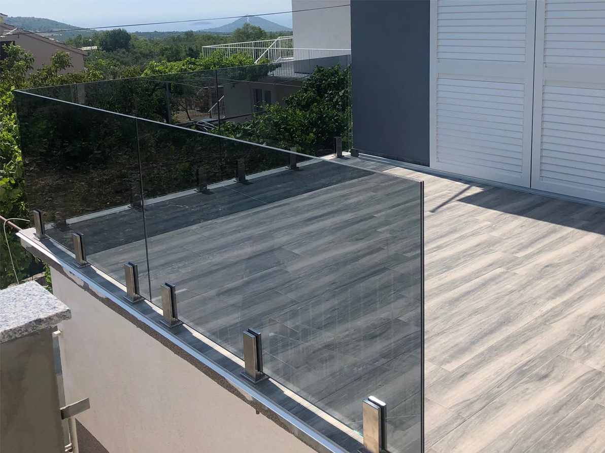 Vanjske staklene ograde na stupiće