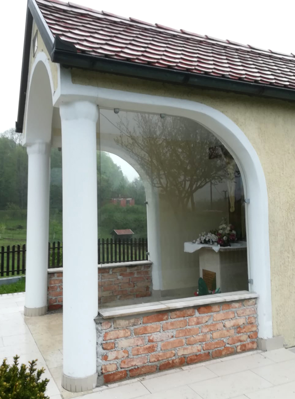 Fiksna stakla na žabice, kapelica