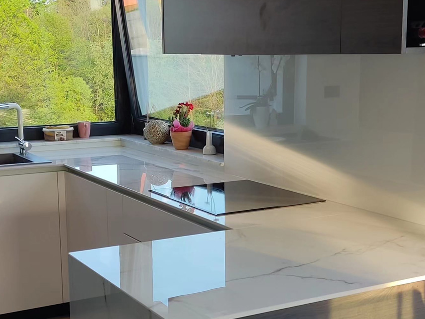 Jednobojne staklene obloge u kuhinji