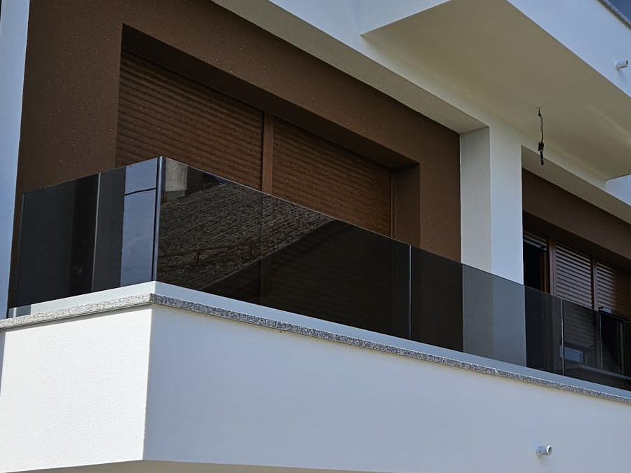 Staklene ograde u podnom i bočnom U profilu